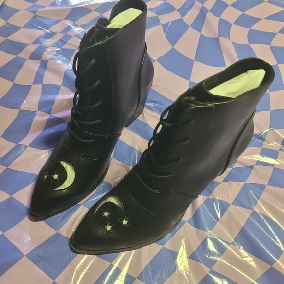 Y.R.U. Aura Black Celestial Ankle Boots with Starry Moon Design NIB Size 10 - Picture 3 of 5